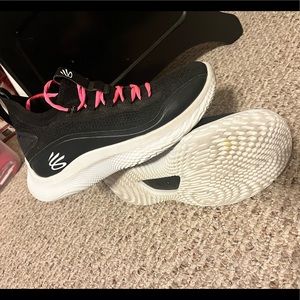 Under Armour Curry Basketball Shoes 9.5 Mens Black with Hot Pink Shoe Laces